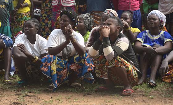 Des femmes déplacées ayant fui le village minier de Rota cherchent refuge à Bozuom en République centrafricaine (photo d'archives).